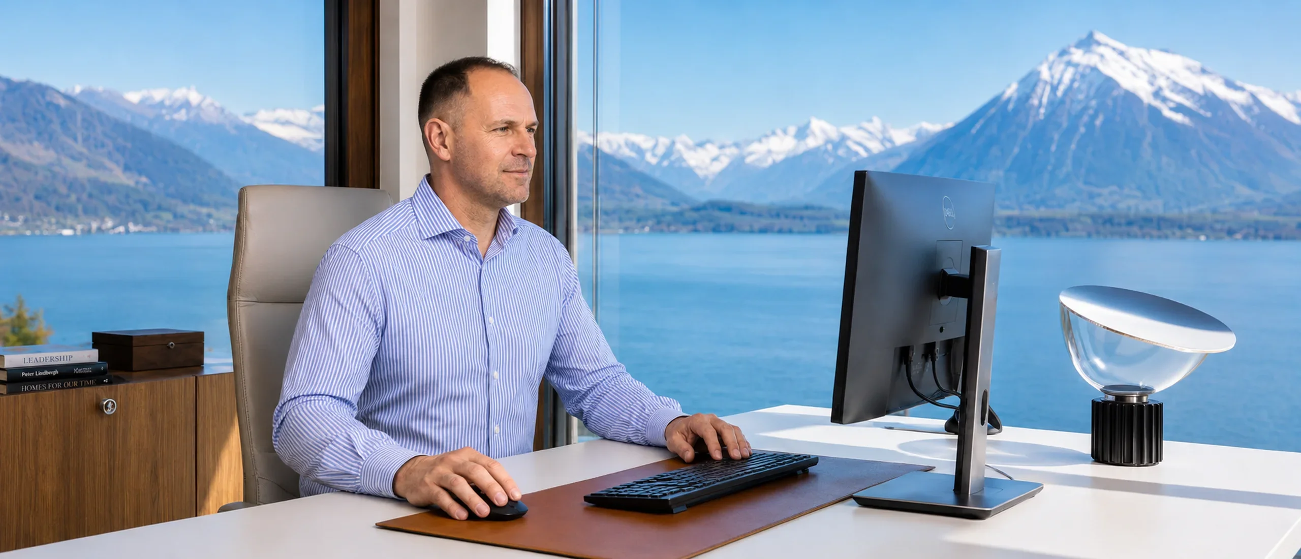 Ivan Schmid an seinem Arbeitsplatz mit Blick auf den Thunersee